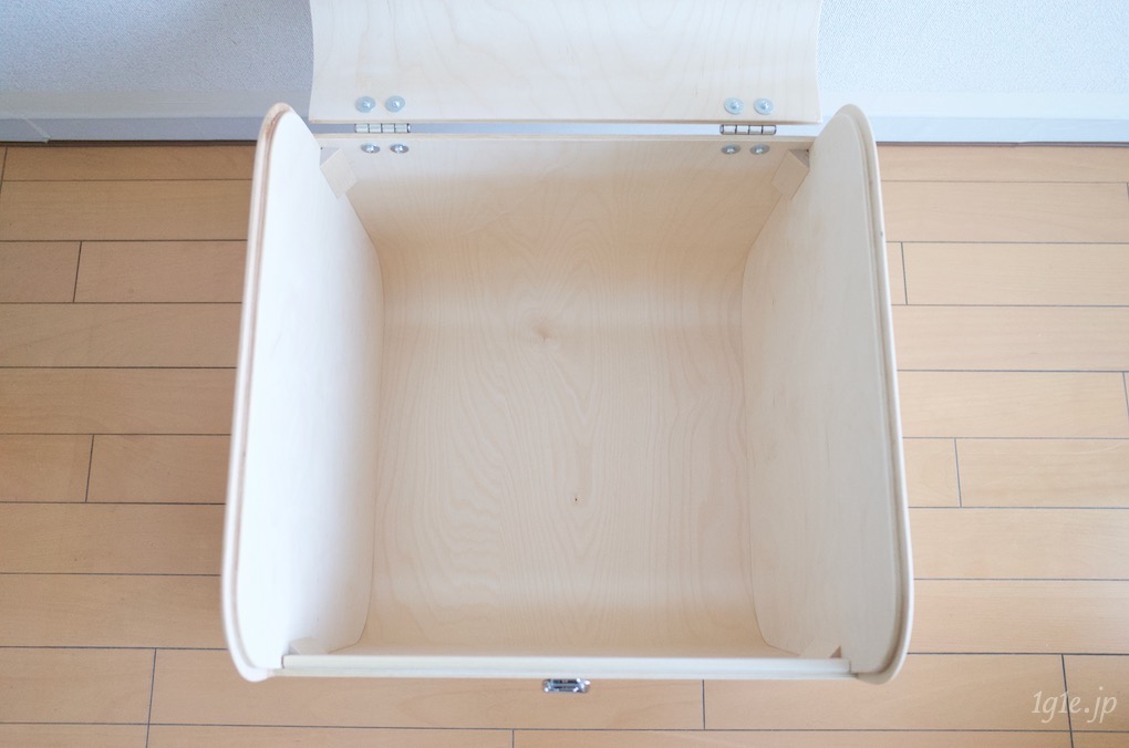 コンテナーズの内側